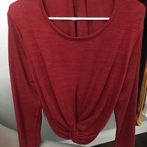 Crop Red long sleeve with a twist in the front.
